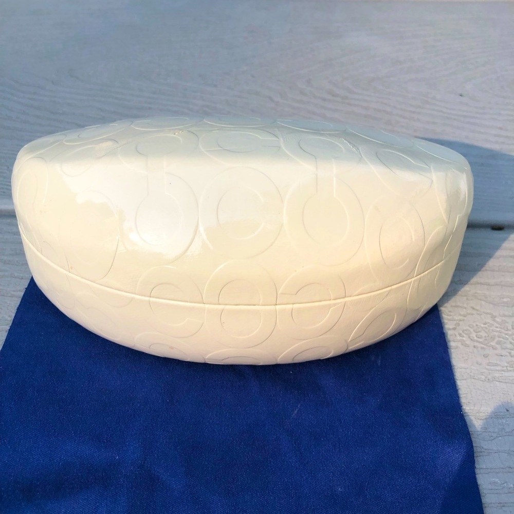 𝅺coach hard sunglass case in creamy white